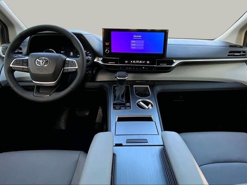 Used 2026 Toyota Sienna XLE FWD image 16
