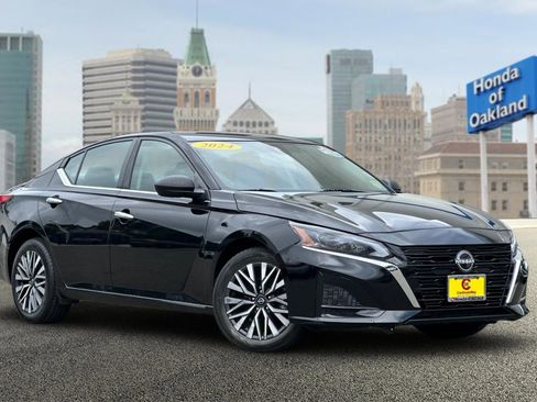 Used 2024 Nissan Altima 2.5 SV AWD/4WD image 2