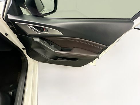 Used 2018 MAZDA MAZDA3 Touring FWD image 32