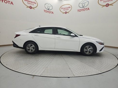 Used 2025 Hyundai Elantra SE image 3