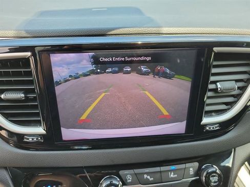 Used 2025 Chrysler Pacifica Select FWD image 13