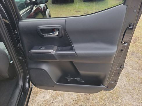 Used 2023 Toyota Tacoma TRD Off-Road image 32