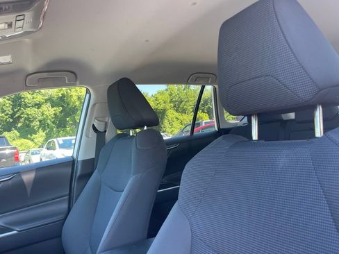 Used 2019 Toyota RAV4 LE FWD image 9