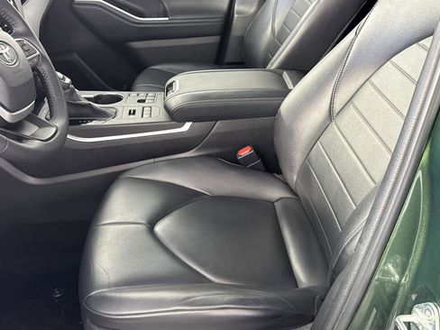 Used 2023 Toyota Highlander XLE image 11