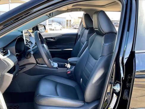 Used 2025 Toyota RAV4 XLE Premium image 8