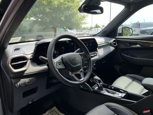 Used 2025 Chevrolet TrailBlazer ACTIV w/ Convenience Package FWD image 17