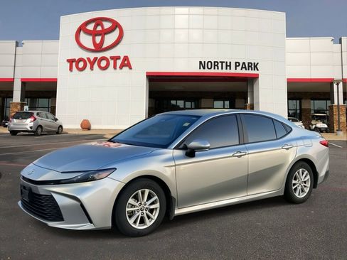 Used 2025 Toyota Camry LE w/ Convenience Package FWD image 1