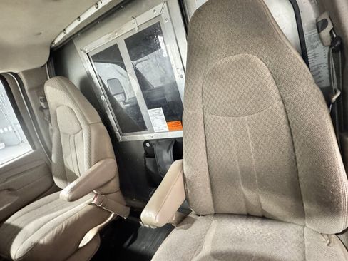 Used 2009 Chevrolet Express 3500 RWD image 12