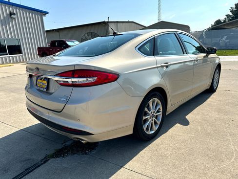 Used 2017 Ford Fusion SE w/ Fusion SE Technology Package image 5