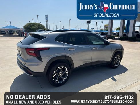 Used 2025 Chevrolet Trax LT w/ Driver Confidence Package FWD image 4
