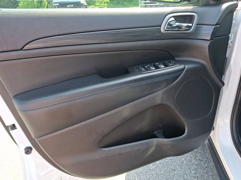 Used 2019 Jeep Grand Cherokee Laredo AWD/4WD image 12