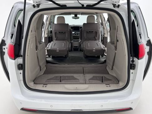 Used 2018 Chrysler Pacifica Touring-L w/ Premium Audio Group FWD image 19
