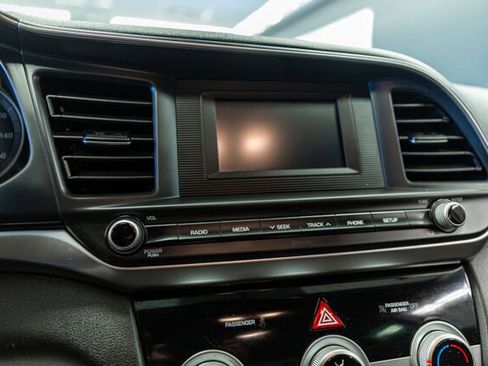 Used 2019 Hyundai Elantra SE w/ Winter Weather Package image 12