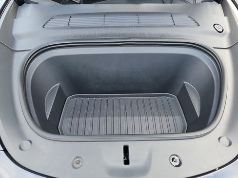 Used 2024 Tesla Model Y Long Range RWD image 29