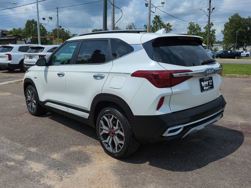 Certified 2023 Kia Seltos SX w/ SX Sunroof Package AWD/4WD image 7