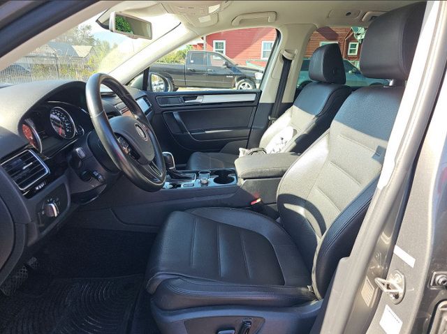Used 2016 Volkswagen Touareg Sport AWD/4WD image 6