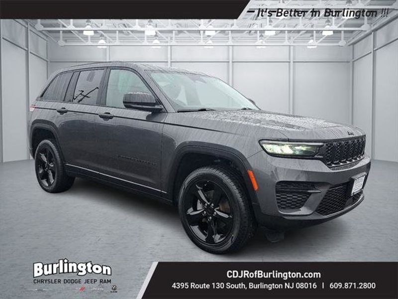 Certified 2022 Jeep Grand Cherokee Altitude image 1