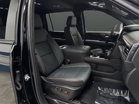 Used 2025 GMC Yukon XL AT4 image 30
