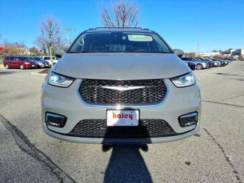 Used 2023 Chrysler Pacifica Touring-L image 10