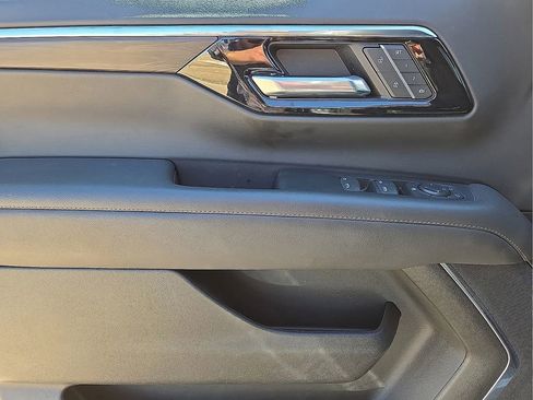 Used 2025 Chevrolet Suburban Z71 image 23