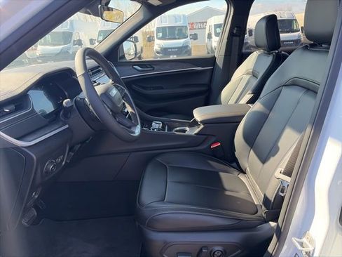 New 2025 Jeep Grand Cherokee Limited w/ Black Appearance Package image 11