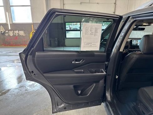 Used 2025 Nissan Pathfinder SL w/ SL Premium Package AWD/4WD image 11
