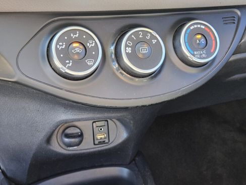 Used 2015 Toyota Yaris L image 18