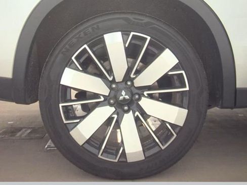 Used 2025 Mitsubishi Outlander AWD image 19