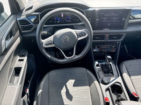 Used 2025 Volkswagen Taos SE AWD/4WD image 16