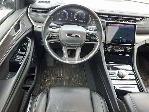 Used 2022 Jeep Grand Cherokee Overland w/ Luxury Tech Group IV AWD/4WD image 2