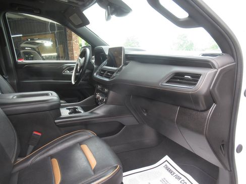 Used 2024 GMC Yukon XL AT4 w/ Technology Package AWD/4WD image 9