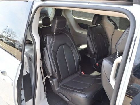 Used 2024 Chrysler Pacifica Touring-L image 31