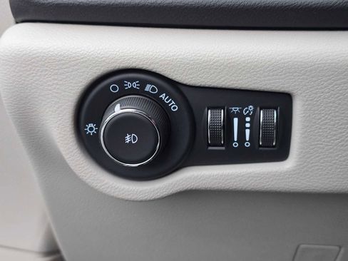 Used 2024 Chrysler Pacifica Touring-L FWD image 25
