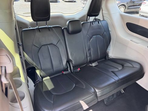 Used 2023 Chrysler Pacifica Touring-L FWD image 27