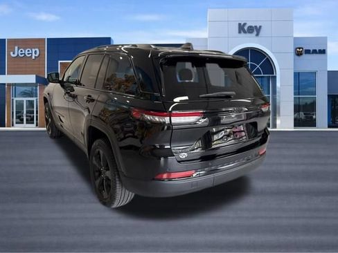Used 2023 Jeep Grand Cherokee Limited w/ Black Appearance Package AWD/4WD image 3