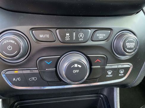 Certified 2020 Jeep Cherokee Latitude Plus AWD/4WD image 15