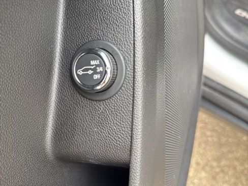 Used 2022 Chevrolet Traverse LT FWD image 30