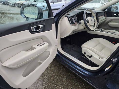 Used 2022 Volvo XC60 B5 Momentum w/ Climate Package image 21