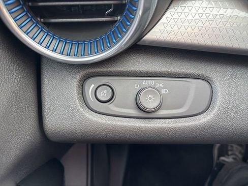 Used 2025 Chevrolet Trax LT FWD image 18