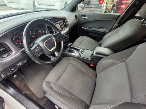 Used 2017 Dodge Charger SE w/ Blacktop Package RWD image 3