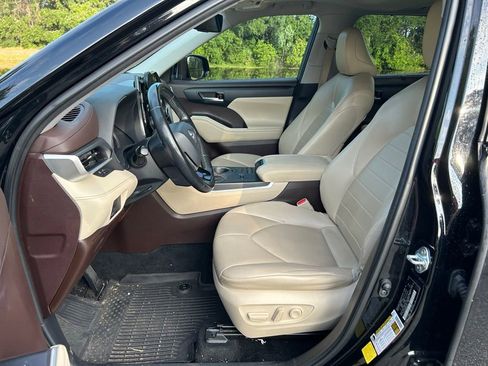 Used 2021 Toyota Highlander XLE FWD image 15