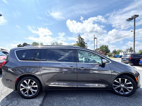 Used 2018 Chrysler Pacifica Limited w/ Advanced Safetytec Group FWD image 6