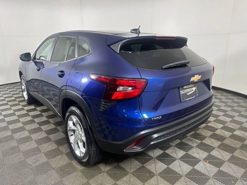 Used 2024 Chevrolet Trax LS w/ LS Convenience Package FWD image 3