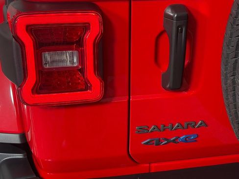 Used 2025 Jeep Wrangler Unlimited Sahara AWD/4WD image 12