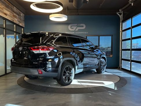 Used 2019 Toyota Highlander SE AWD/4WD image 3