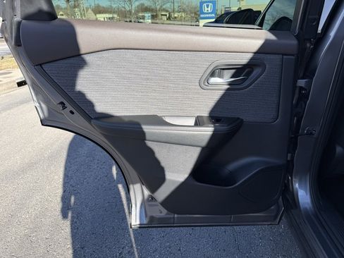 Used 2023 Nissan Rogue SV image 31