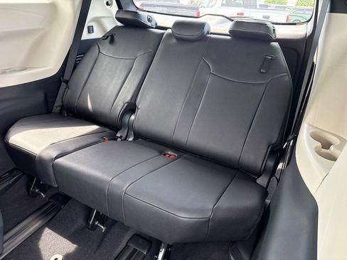 Used 2026 Toyota Sienna Platinum AWD/4WD image 31