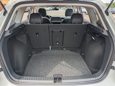 Used 2025 Volkswagen Taos SE w/ Panoramic Sunroof Package FWD image 19