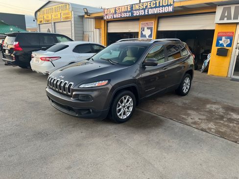 Used 2015 Jeep Cherokee Latitude FWD image 2