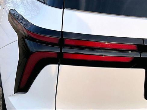 Used 2025 Chevrolet Traverse LT image 25